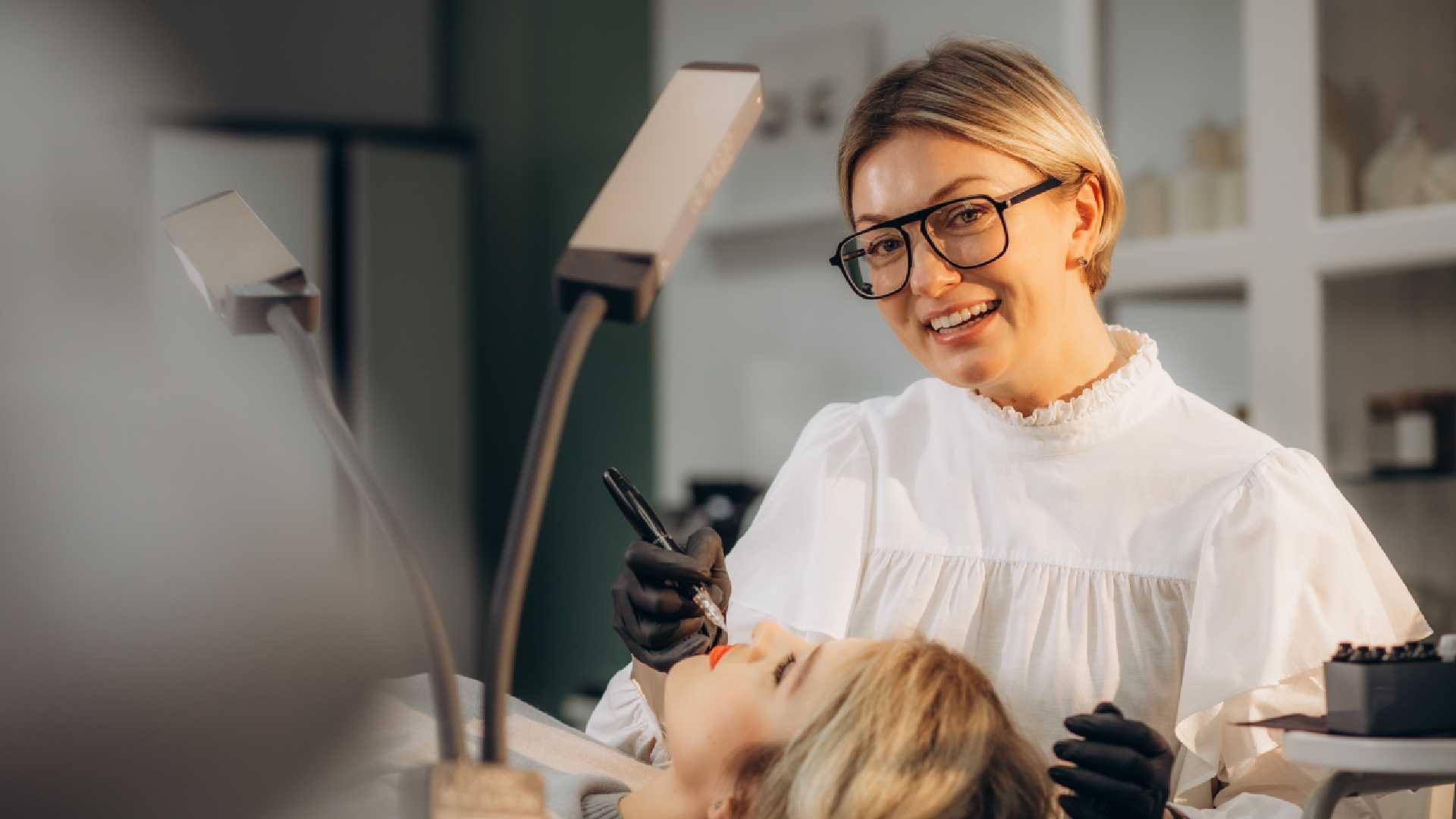 Veneers vs Bonding: Powerful Solutions for Smile Makeovers