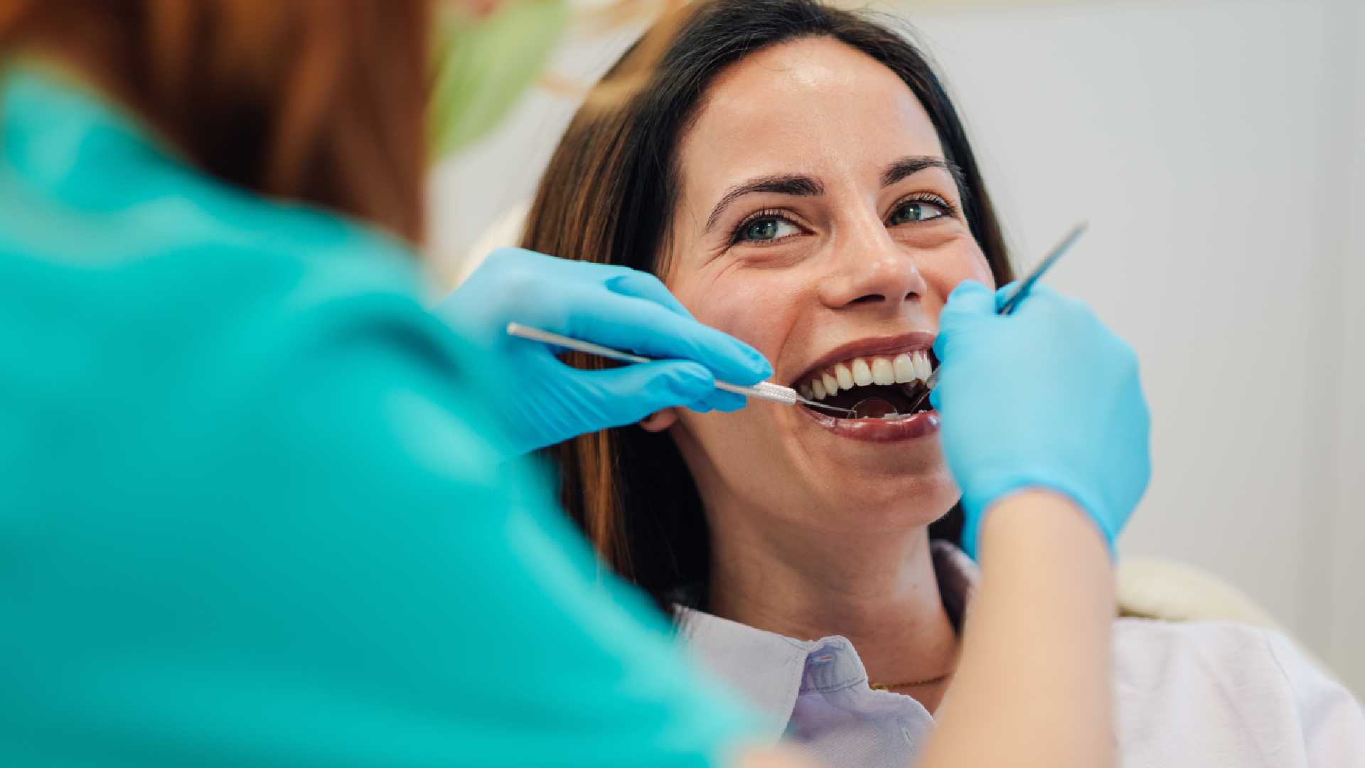 What to Expect From Your Porcelain Veneers Dentist Visit